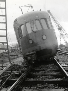 807732 Afbeelding van de kop van de BCk-bak van het ontspoorde electrische treinstel nr. 302 (mat. 1940) van de N.S. ...